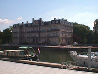 Vue sur le Cercle militaire de l'autre ct de la Meuse